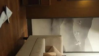 年轻的金发女郎被一个阳具丰满的男人舔和操她的阴道