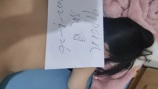 妈妈和我:一个性感的熟女和她的继女探索他们的性欲