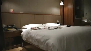 与淘气的继妹在浴缸里玩乐