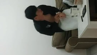酷似双胞胎的妹子带上各自的女友一边一个口交打飞机
