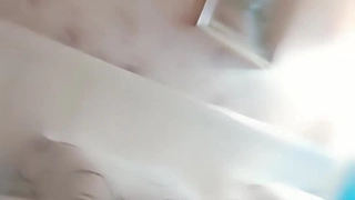 丰满的曲线妻子穿着连裤袜记录自己,为她的丈夫带来快感
