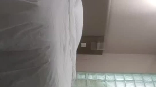 粉逼在沙发上被调教，对白刺激