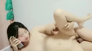 温柔的小少妇露脸深夜撩骚互动狼友，脱了衬衫就开始骚，揉奶玩逼自慰，逼逼里塞着跳蛋