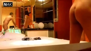 新人下海嫩妹妹！嬌小身材跪地舔屌！特別小陰唇騷穴，掰開非常緊緻，洞口磨蹭