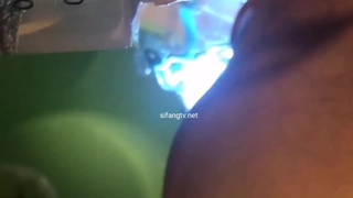 网吧通宵勾引邻座大哥,拉着手往裤子里伸,勾起大哥欲望又要钱才肯进厕所啪啪